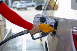 Přestaňme si stěžovat na vysokou cenu benzínu. Neuvěříte, za kolik se tankovalo v roce 1993